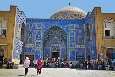 De Tempel van Isfahan! Een Vertelling van Goud en Gedetailleerde Architectuur